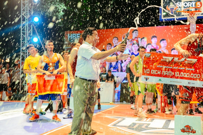 Chặng đường tới chức vô địch và loạt biểu cảm đáng yêu của dàn sao Thang Long Warriors trong lễ nhận cúp giải đấu 3x3 HBF 2020 - Ảnh 8.
