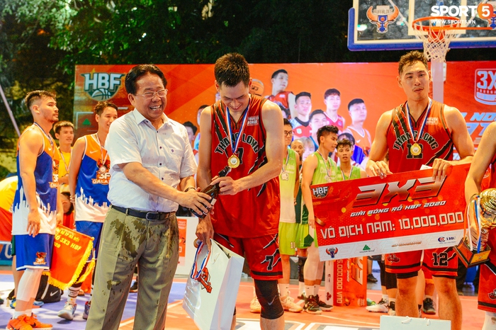 Chặng đường tới chức vô địch và loạt biểu cảm đáng yêu của dàn sao Thang Long Warriors trong lễ nhận cúp giải đấu 3x3 HBF 2020 - Ảnh 10.