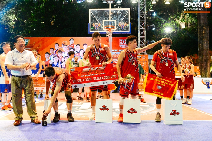 Chặng đường tới chức vô địch và loạt biểu cảm đáng yêu của dàn sao Thang Long Warriors trong lễ nhận cúp giải đấu 3x3 HBF 2020 - Ảnh 11.