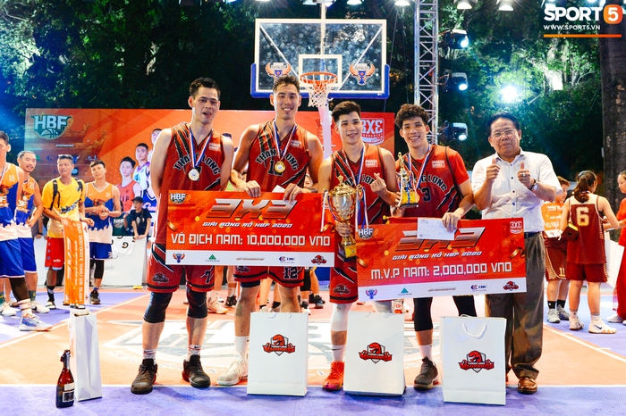 Chặng đường tới chức vô địch và loạt biểu cảm đáng yêu của dàn sao Thang Long Warriors trong lễ nhận cúp giải đấu 3x3 HBF 2020 - Ảnh 12.
