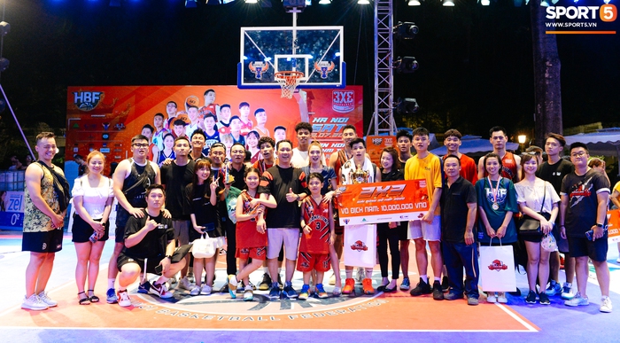 Chặng đường tới chức vô địch và loạt biểu cảm đáng yêu của dàn sao Thang Long Warriors trong lễ nhận cúp giải đấu 3x3 HBF 2020 - Ảnh 13.