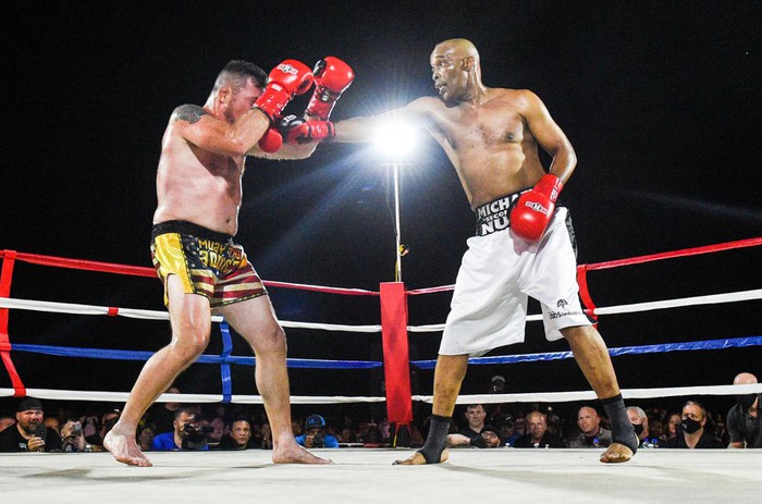 Huyền thoại MMA bất ngờ tái xuất ở tuổi 52, phải nhận thất bại trước nhà cựu vô địch boxing - Ảnh 4.