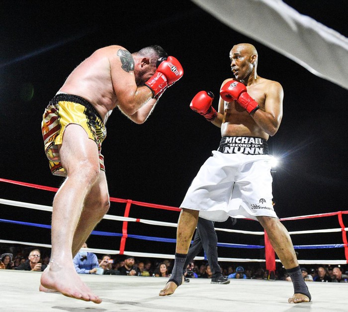 Huyền thoại MMA bất ngờ tái xuất ở tuổi 52, phải nhận thất bại trước nhà cựu vô địch boxing - Ảnh 3.