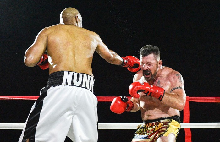 Huyền thoại MMA bất ngờ tái xuất ở tuổi 52, phải nhận thất bại trước nhà cựu vô địch boxing - Ảnh 2.
