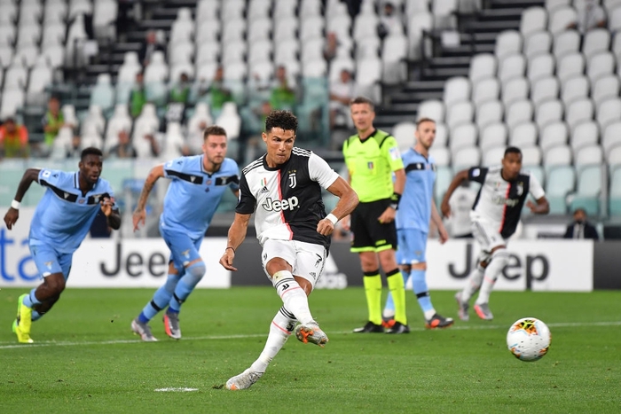Ronaldo lập cú đúp kỷ lục trong ngày ghi cả 2 bàn thắng giúp Juve hạ gục đối thủ cạnh tranh chức vô địch Serie A - Ảnh 4.