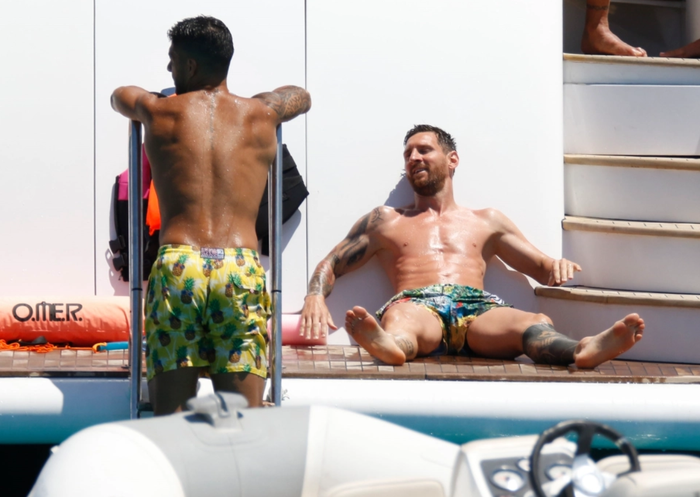 Gác lại nỗi buồn mất chức vô địch, Messi tình tứ bên bà xã trong kỳ nghỉ trên du thuyền sang chảnh - Ảnh 5.