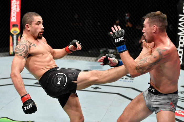 Nghẹt thở đánh bại đối thủ Darren Till, cựu vương Robert Whittaker trở lại với quỹ đạo chiến thắng - Ảnh 4.