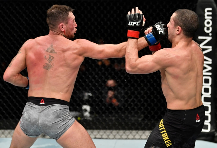 Nghẹt thở đánh bại đối thủ Darren Till, cựu vương Robert Whittaker trở lại với quỹ đạo chiến thắng - Ảnh 2.