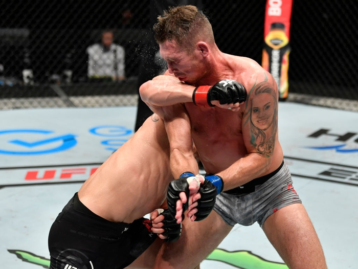 Nghẹt thở đánh bại đối thủ Darren Till, cựu vương Robert Whittaker trở lại với quỹ đạo chiến thắng - Ảnh 3.