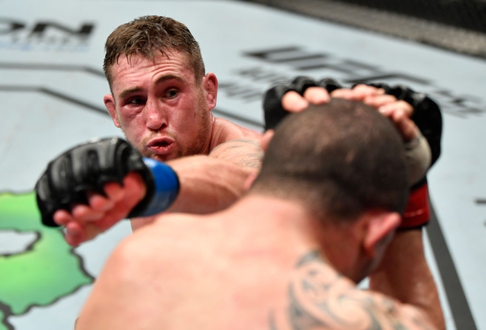 Nghẹt thở đánh bại đối thủ Darren Till, cựu vương Robert Whittaker trở lại với quỹ đạo chiến thắng - Ảnh 5.