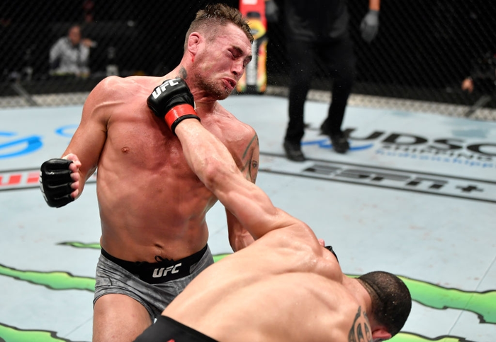 Nghẹt thở đánh bại đối thủ Darren Till, cựu vương Robert Whittaker trở lại với quỹ đạo chiến thắng - Ảnh 6.