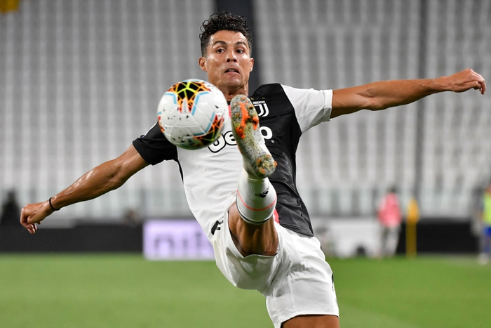 Ronaldo ôm mặt nuối tiếc trong ngày in dấu giày cả 2 bàn thắng giúp Juventus lên ngôi vô địch Serie A - Ảnh 1.