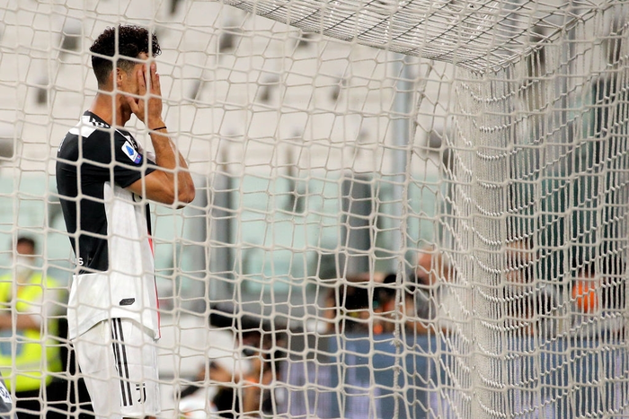 Ronaldo ôm mặt nuối tiếc trong ngày in dấu giày cả 2 bàn thắng giúp Juventus lên ngôi vô địch Serie A - Ảnh 6.