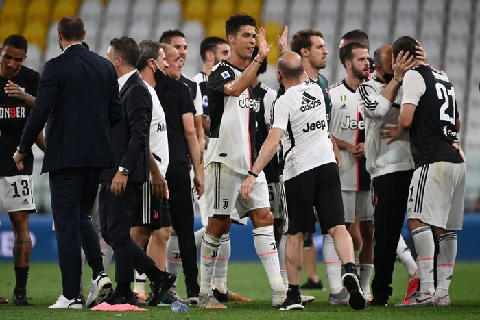 Ronaldo ôm mặt nuối tiếc trong ngày in dấu giày cả 2 bàn thắng giúp Juventus lên ngôi vô địch Serie A - Ảnh 10.