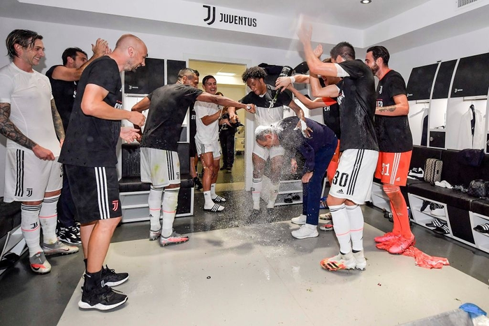 Ronaldo cùng các đồng đội &quot;quẩy&quot; tưng bừng sau khi thêm một lần lên ngôi tại Serie A - Ảnh 5.