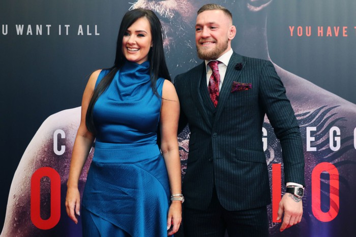 Bị &quot;tra khảo&quot; dữ dội sau tấm hình tình tứ với McGregor, mỹ nhân làng thể thao buộc phải phân trần: Anh ta đi với bạn gái mà - Ảnh 4.