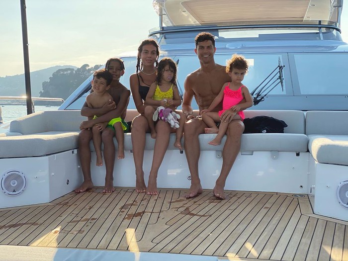 Các fan hâm mộ phát sốt, không ngừng hò reo khi phát hiện ra gia đình Ronaldo trên chiếc siêu du thuyền sang chảnh - Ảnh 2.