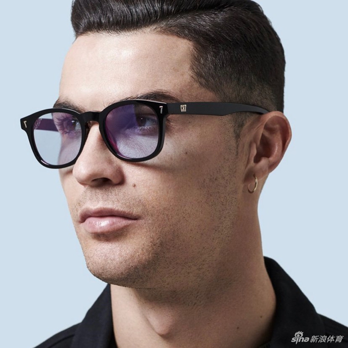 Ronaldo chính thức trình làng bộ sưu tập kính sang chảnh, fan nháo nhào &quot;xếp hàng&quot; để được mua - Ảnh 4.