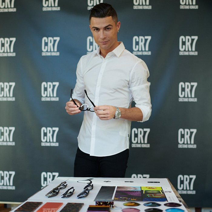Ronaldo chính thức trình làng bộ sưu tập kính sang chảnh, fan nháo nhào &quot;xếp hàng&quot; để được mua - Ảnh 1.
