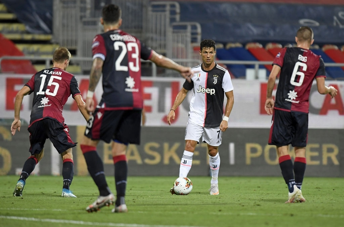 Ronaldo giương cờ trắng trong cuộc đua Vua phá lưới Serie A - Ảnh 2.