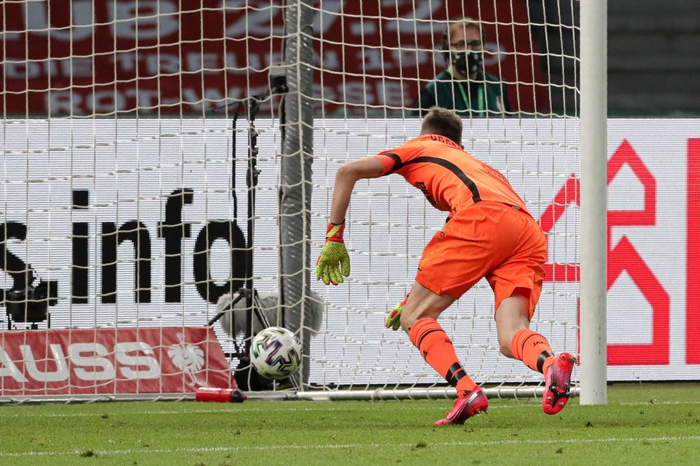 Ghi bàn vừa đẳng cấp vừa hài hước, chân sút đáng sợ nhất châu Âu mùa này giúp Bayern hoàn tất cú đúp danh hiệu - Ảnh 4.