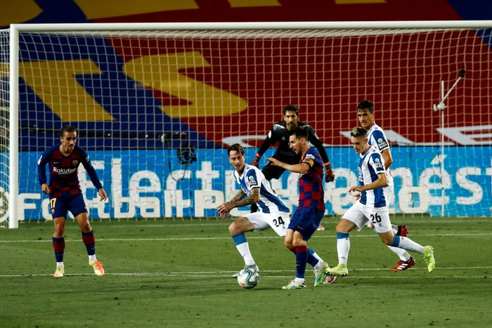 Barca nhọc nhằn đánh bại Espanyol trong trận cầu có số thẻ đỏ nhiều hơn bàn thắng - Ảnh 1.