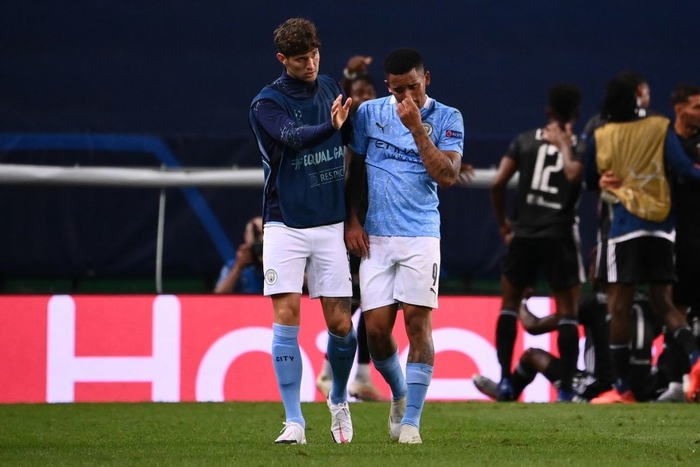 Dàn sao của Man City đổ gục xuống sân, bật khóc nức nở sau trận thua sốc tại Champions League - Ảnh 4.