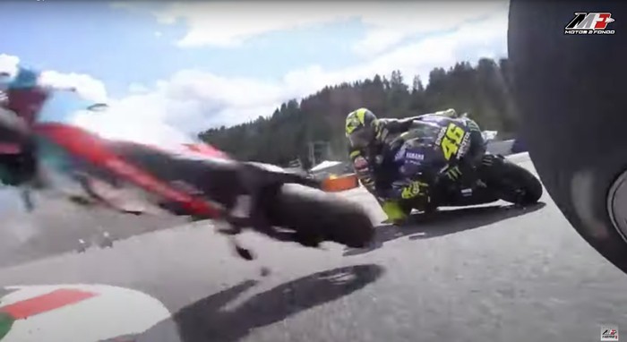 Tai nạn kinh hoàng trên đường đua MotoGP: Xe gãy đôi, người lăn long lóc - Ảnh 3.