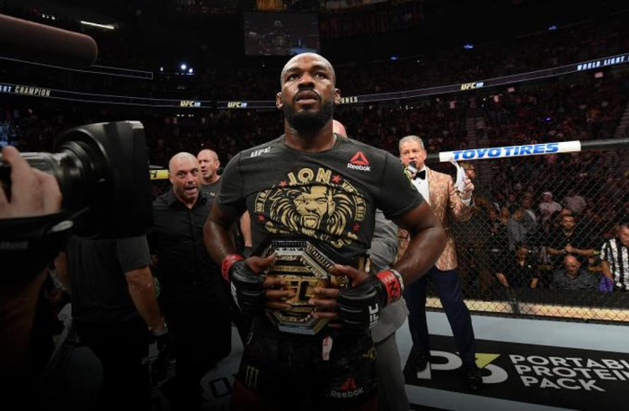 Jon Jones chính thức bỏ đai hạng dưới nặng, tính chuyển lên hạng cân mới ở UFC - Ảnh 1.