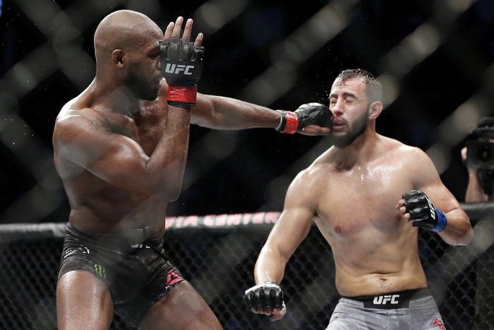 Jon Jones chính thức bỏ đai hạng dưới nặng, tính chuyển lên hạng cân mới ở UFC - Ảnh 2.