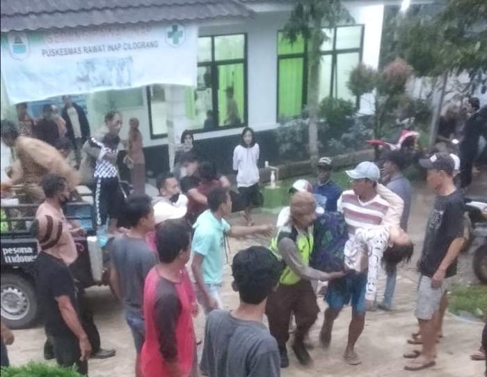 Đi xem bóng đá, 23 người bị sét đánh trúng tại Indonesia - Ảnh 1.