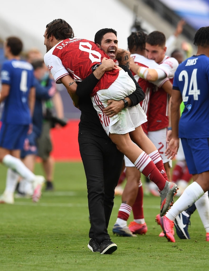 Hậu chung kết FA Cup: Người hùng Aubameyang cố tình diễn lại cảnh rơi cúp trong lúc ăn mừng để troll cựu cầu thủ Chelsea - Ảnh 2.