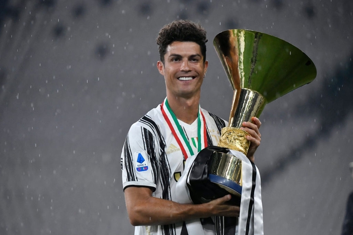 Ronaldo &quot;mặc sai dress code&quot; trong ngày Juve đăng quang ngôi vô địch Serie A lần thứ 9 liên tiếp - Ảnh 8.