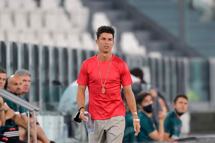 Ronaldo &quot;mặc sai dress code&quot; trong ngày Juve đăng quang ngôi vô địch Serie A lần thứ 9 liên tiếp - Ảnh 6.