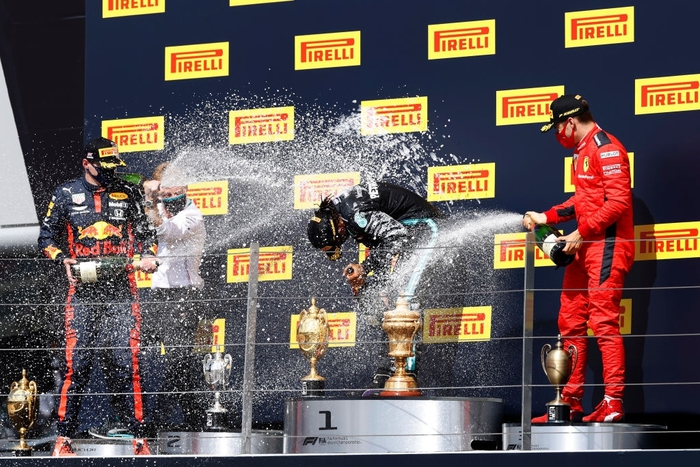 Nổ lốp ở vòng cuối, Lewis Hamilton vẫn thắng kịch tính ở British GP để lập thêm kỷ lục mới - Ảnh 9.