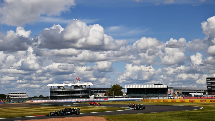 Nổ lốp ở vòng cuối, Lewis Hamilton vẫn thắng kịch tính ở British GP để lập thêm kỷ lục mới - Ảnh 4.
