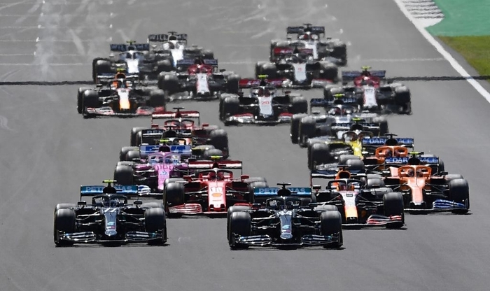 Nổ lốp ở vòng cuối, Lewis Hamilton vẫn thắng kịch tính ở British GP để lập thêm kỷ lục mới - Ảnh 1.