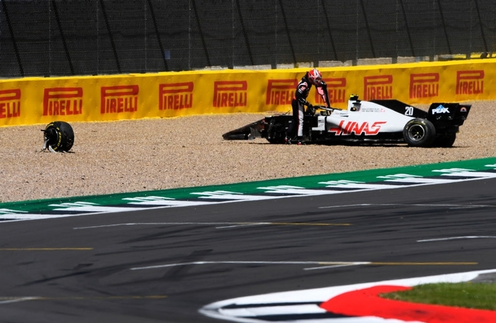 Nổ lốp ở vòng cuối, Lewis Hamilton vẫn thắng kịch tính ở British GP để lập thêm kỷ lục mới - Ảnh 2.