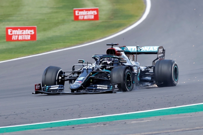 Nổ lốp ở vòng cuối, Lewis Hamilton vẫn thắng kịch tính ở British GP để lập thêm kỷ lục mới - Ảnh 5.