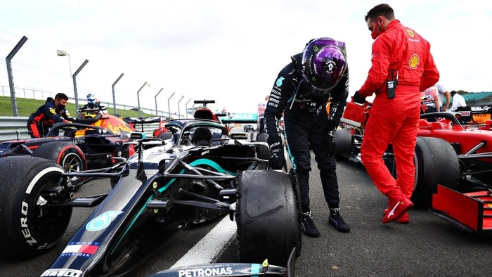 Nổ lốp ở vòng cuối, Lewis Hamilton vẫn thắng kịch tính ở British GP để lập thêm kỷ lục mới - Ảnh 6.