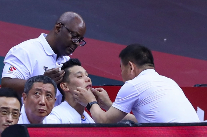 Chơi bóng rổ kiểu kungfu, cầu thủ thiếu niên Trung Quốc bị cấm thi đấu 1 năm - Ảnh 3.