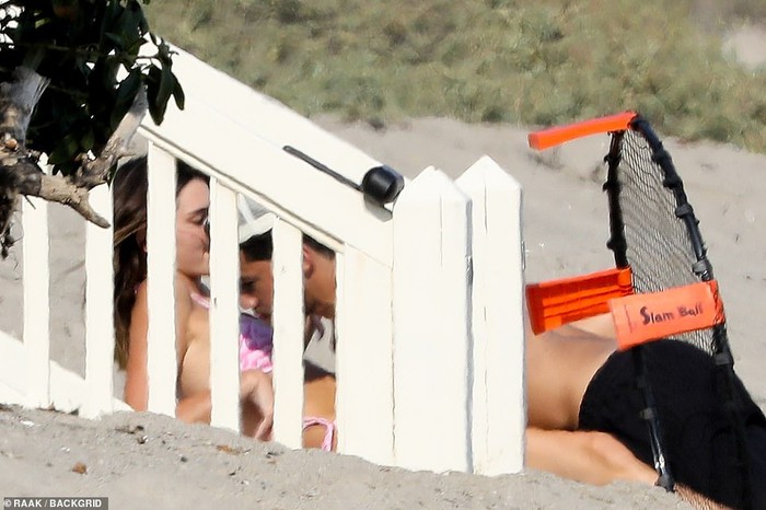 Denvin Booker cùng Kendall Jenner công khai âu yếm trên bãi biển - Ảnh 2.
