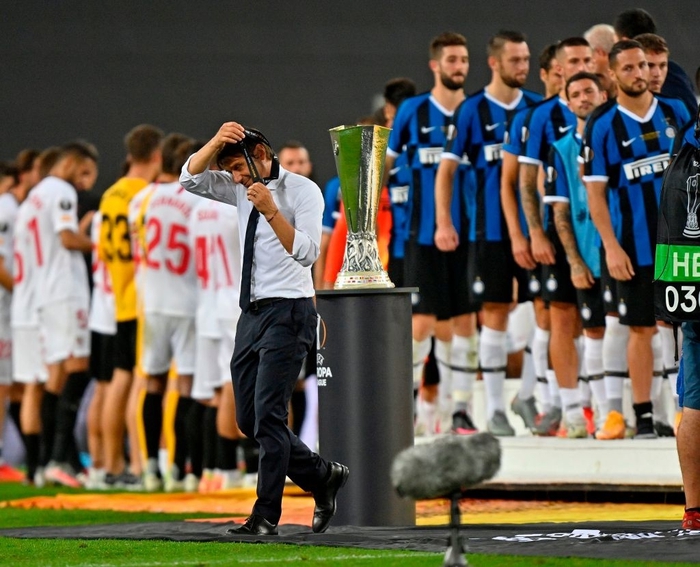 Romelu Lukaku từ chối nhận huy chương á quân vì bàn phản lưới nhà ngớ ngẩn khiến Inter phải trả giá trong trận chung kết Europa League vs Sevilla - Ảnh 5.