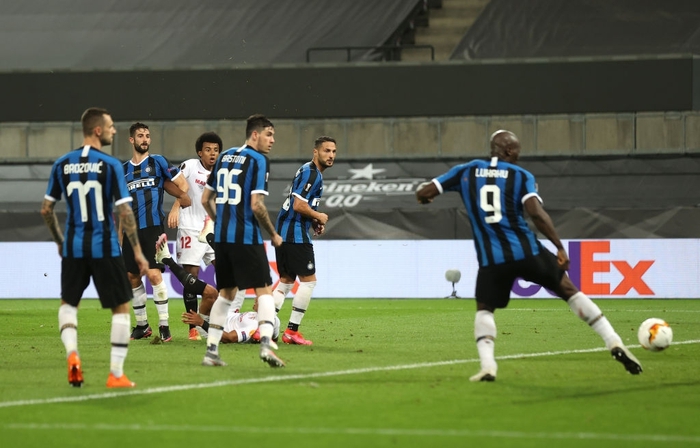 Lukaku từ chối nhận huy chương vì bàn phản lưới ngớ ngẩn khiến Inter trả giá trong trận chung kết Europa League - Ảnh 2.