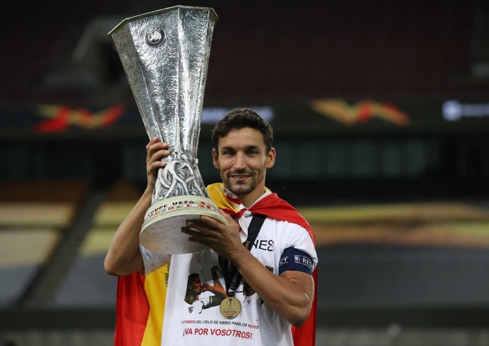 Cầu thủ Sevilla ăn mừng đầy cảm xúc chiếc cúp vô địch Europa League thứ 6 trong lịch sử - Ảnh 7.