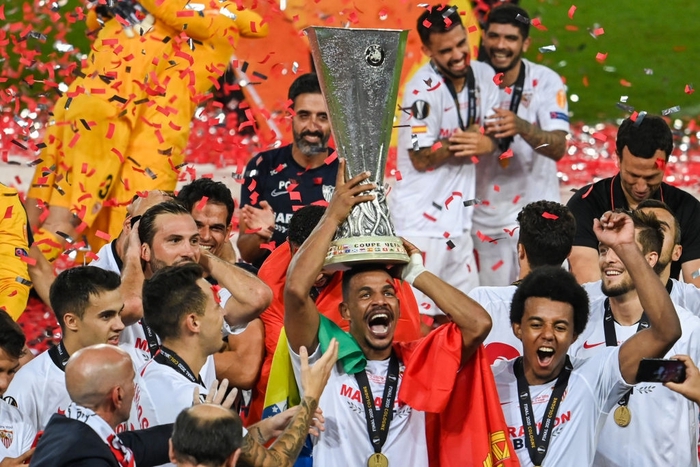 Cầu thủ Sevilla ăn mừng đầy cảm xúc chiếc cúp vô địch Europa League thứ 6 trong lịch sử - Ảnh 10.