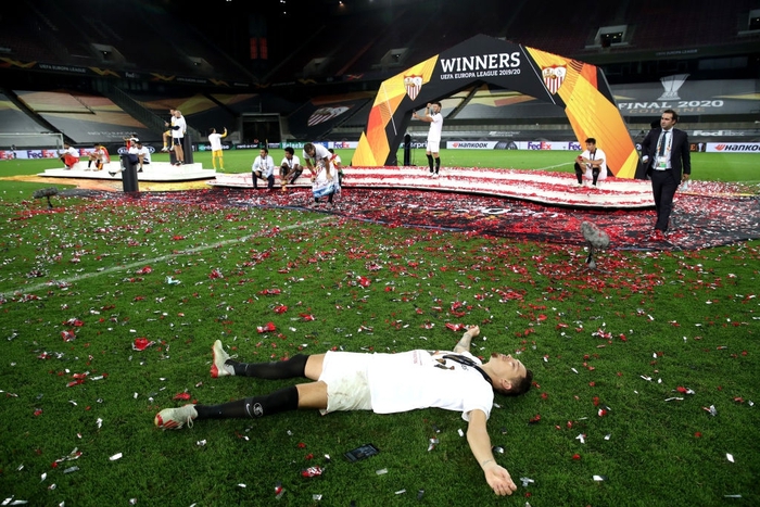 Cầu thủ Sevilla ăn mừng đầy cảm xúc chiếc cúp vô địch Europa League thứ 6 trong lịch sử - Ảnh 5.