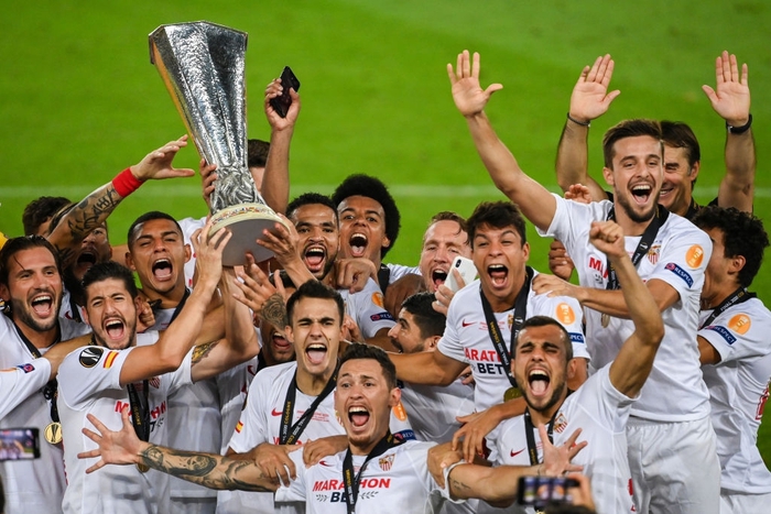 Cầu thủ Sevilla ăn mừng đầy cảm xúc chiếc cúp vô địch Europa League thứ 6 trong lịch sử - Ảnh 3.