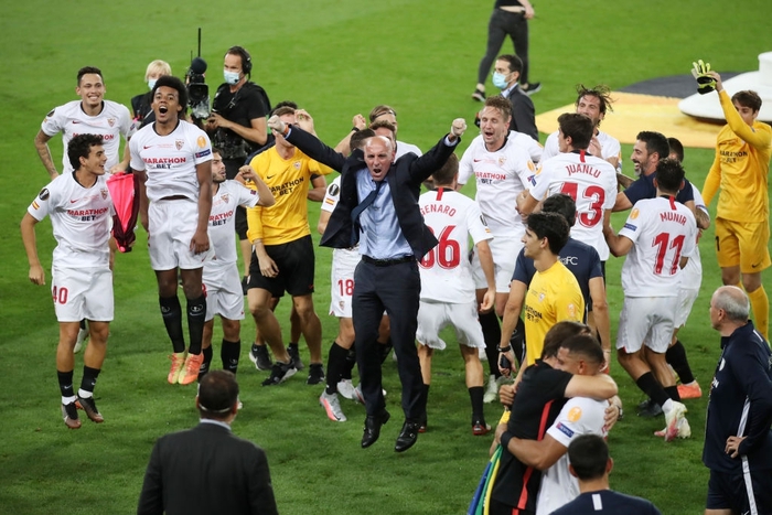 Cầu thủ Sevilla ăn mừng đầy cảm xúc chiếc cúp vô địch Europa League thứ 6 trong lịch sử - Ảnh 2.