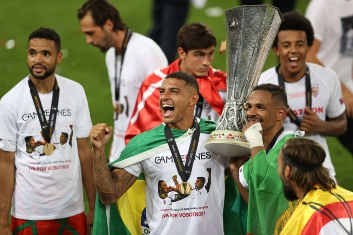 Cầu thủ Sevilla ăn mừng đầy cảm xúc chiếc cúp vô địch Europa League thứ 6 trong lịch sử - Ảnh 9.